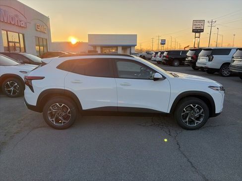 New 2026 Chevrolet Trax LT w/ Sunroof Package image 7