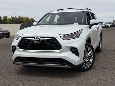 Used 2022 Toyota Highlander Platinum FWD image 3
