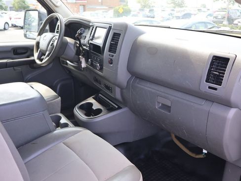 Used 2019 Nissan NV 3500 SV RWD image 10