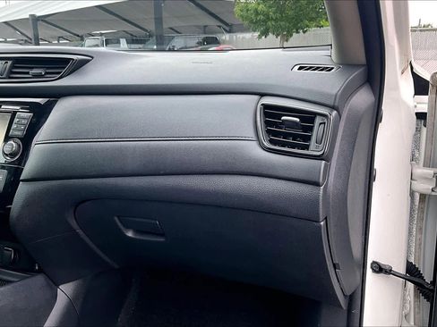 Certified 2017 Nissan Rogue SV w/ SV Premium Package FWD image 18