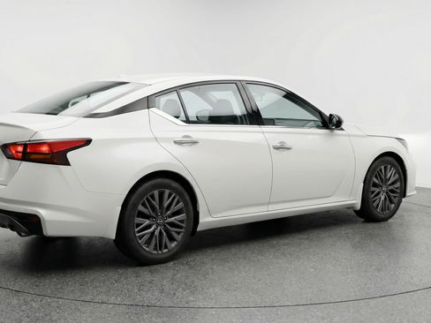 Used 2025 Nissan Altima 2.5 SV FWD image 9