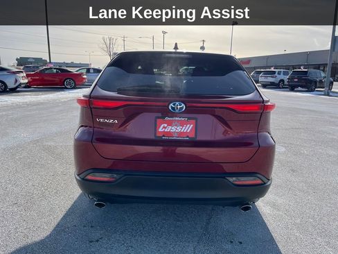 Used 2023 Toyota Venza LE image 5
