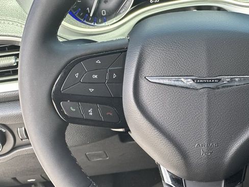 Used 2023 Chrysler Pacifica Touring-L w/ S Appearance Package FWD image 10