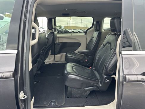 Used 2022 Chrysler Pacifica Touring-L FWD image 19