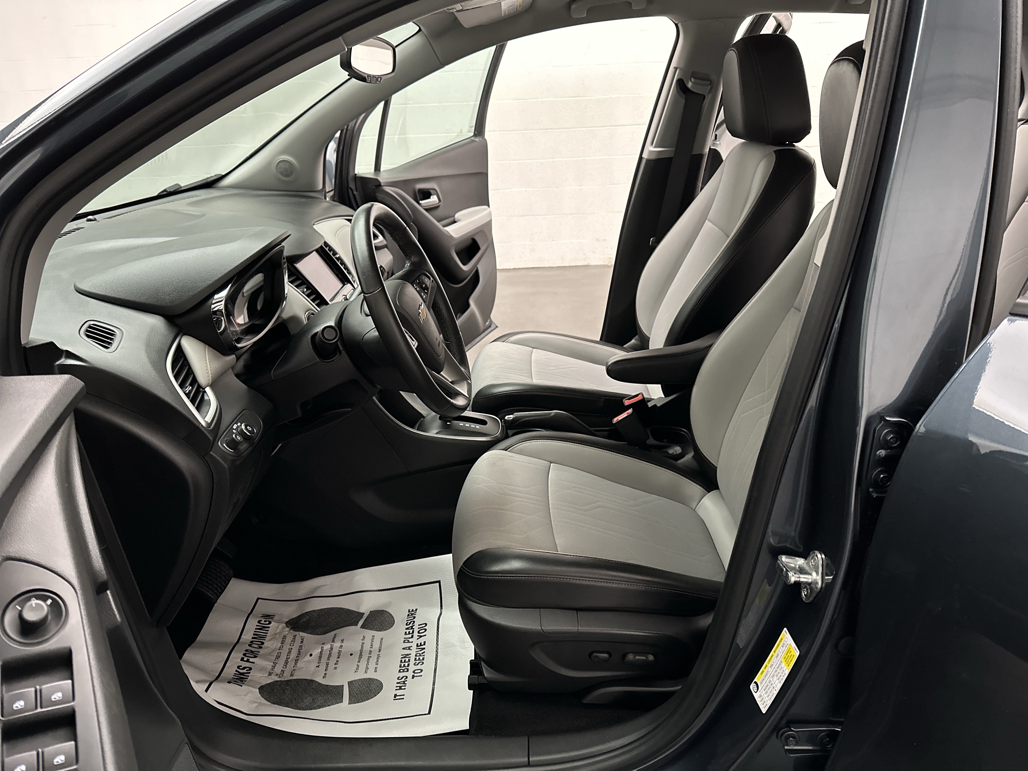 Used 2022 Chevrolet Trax LT w/ LT Convenience Package AWD/4WD image 15