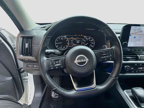 Used 2024 Nissan Pathfinder SL FWD image 10