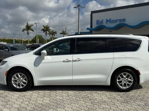 Used 2022 Chrysler Pacifica Touring-L FWD image 3