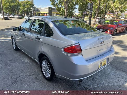 Used 2010 Ford Focus SE FWD image 7
