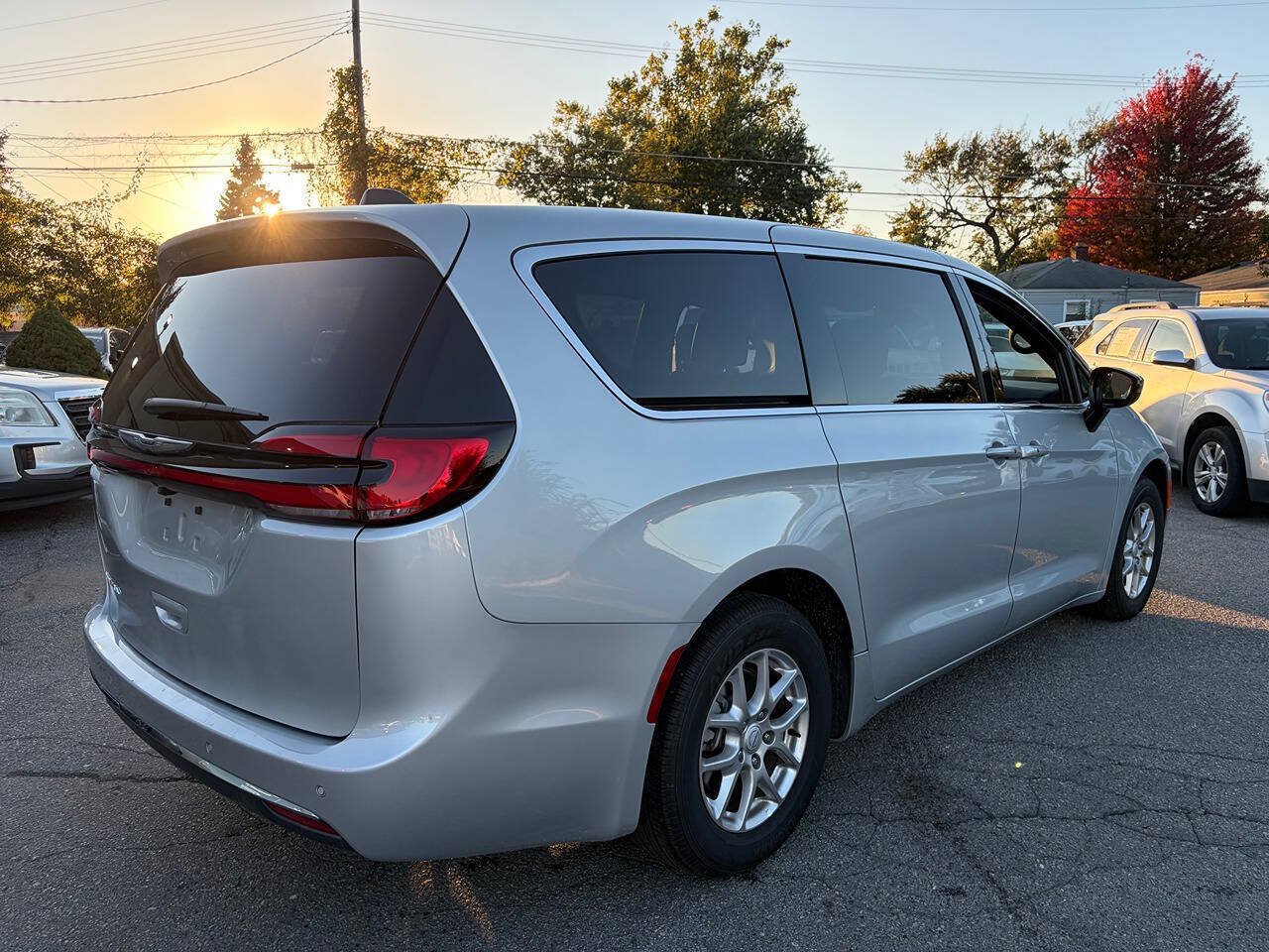 Used 2026 Chrysler Pacifica Select FWD image 5