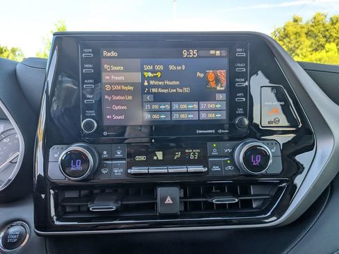 Used 2022 Toyota Highlander XLE FWD image 27