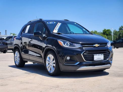 Used 2017 Chevrolet Trax Premier w/ Driver Confidence II Package FWD image 3