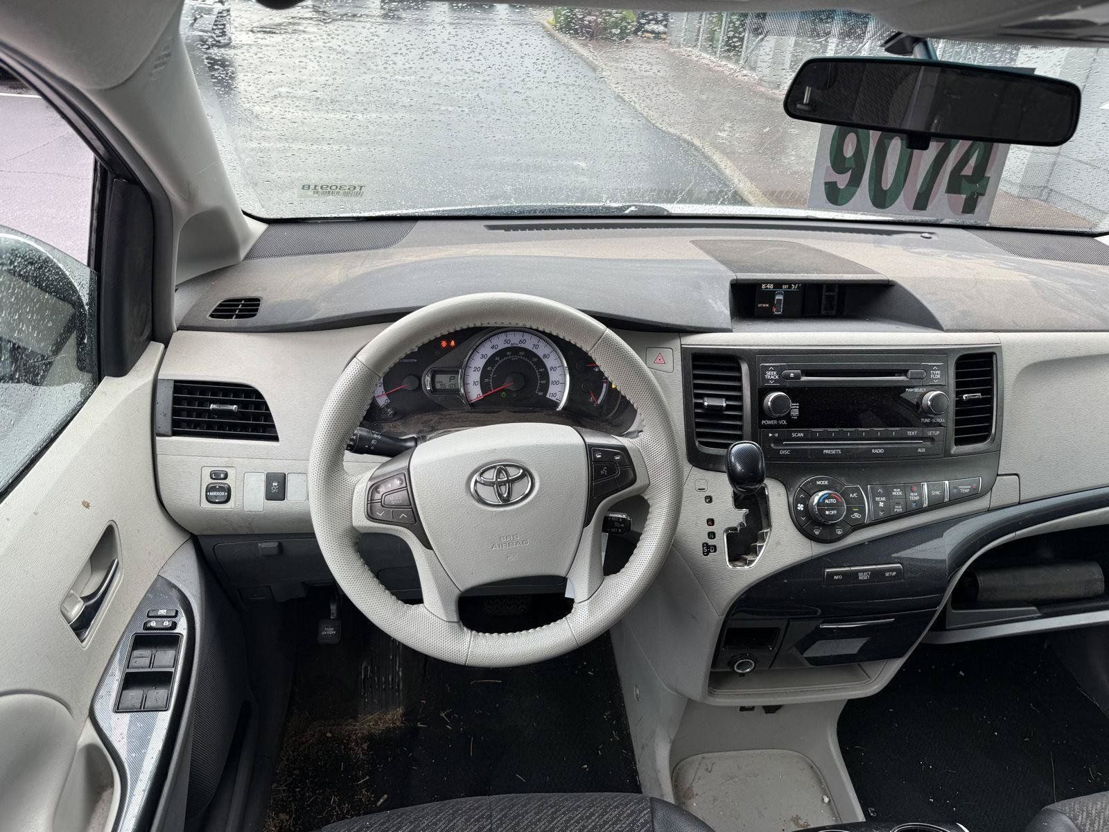 Used 2011 Toyota Sienna SE w/ Preferred Pkg FWD image 15