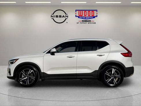 Used 2023 Volvo XC40 B5 Plus image 6