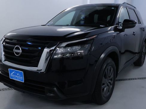 Used 2024 Nissan Pathfinder SV image 3