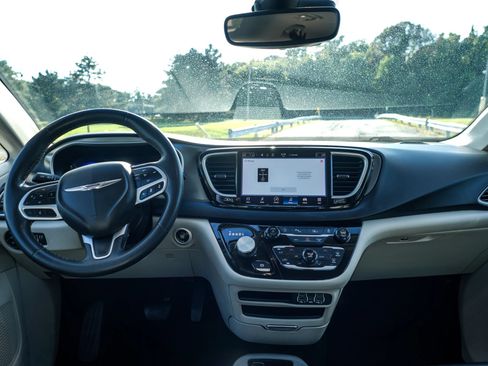 Used 2023 Chrysler Pacifica Touring-L FWD image 13