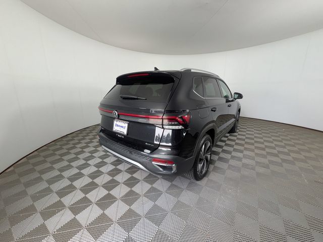 Used 2025 Volkswagen Taos SE AWD/4WD image 4