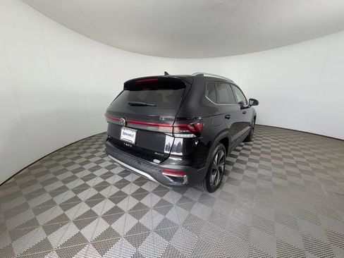 Used 2025 Volkswagen Taos SE AWD/4WD image 4