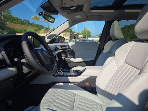 New 2025 Mitsubishi Outlander AWD image 11