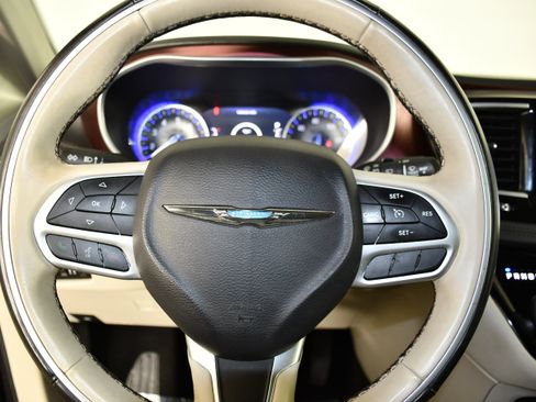 Used 2017 Chrysler Pacifica Limited FWD image 19