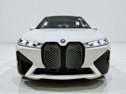 Used 2022 BMW iX xDrive50 w/ Premium Package image 4