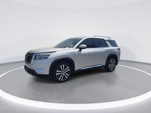 Used 2025 Nissan Pathfinder Platinum FWD image 4