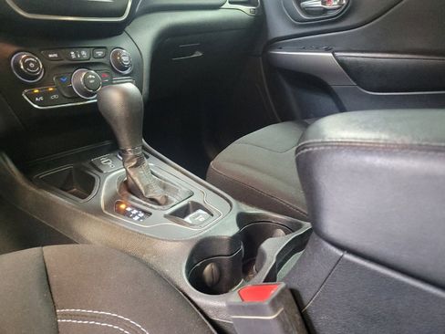 Used 2021 Jeep Cherokee Latitude w/ Mopar Interior Package FWD image 26