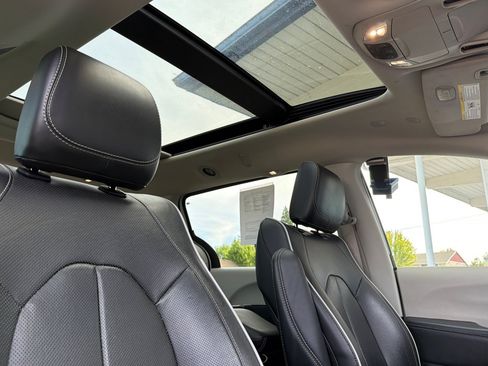Used 2023 Chrysler Pacifica Limited FWD image 15