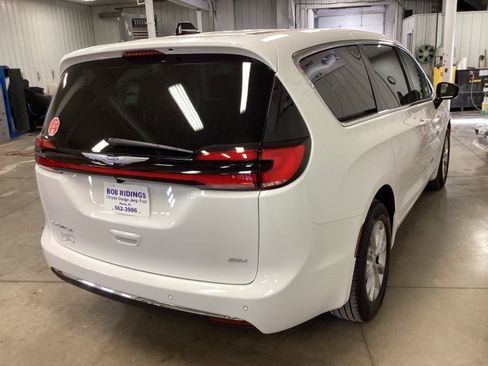 New 2026 Chrysler Pacifica Select AWD/4WD image 7