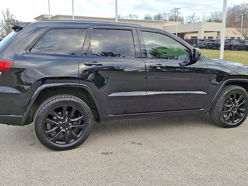 Used 2017 Jeep Grand Cherokee Altitude image 9