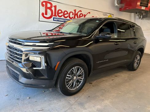 Used 2025 Chevrolet Traverse LT image 2