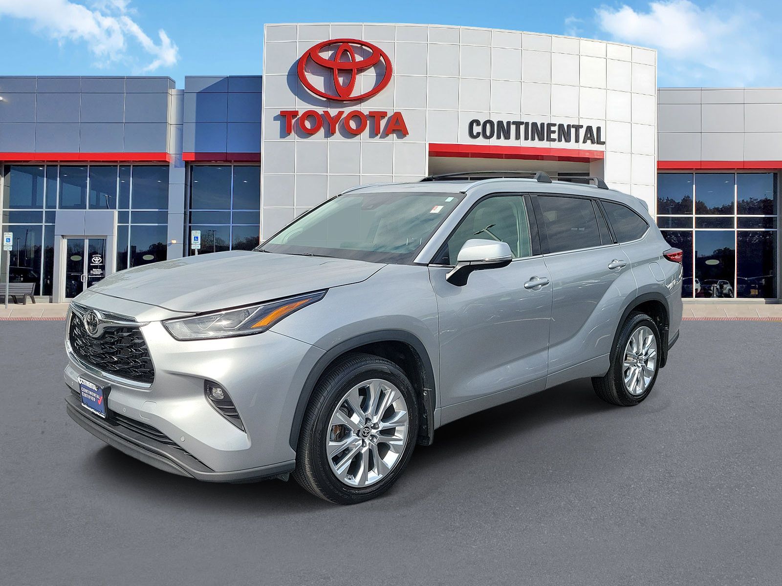 Used 2024 Toyota Highlander Limited AWD/4WD image 3
