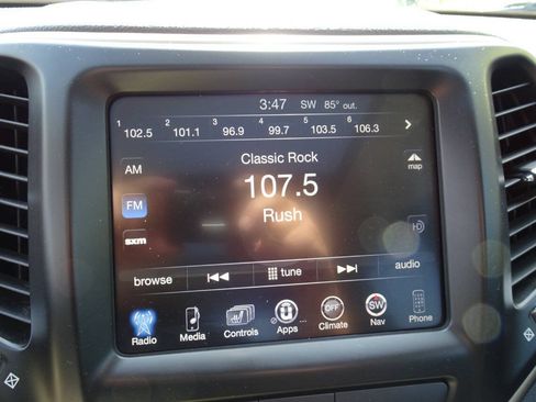 Used 2017 Jeep Cherokee Limited AWD/4WD image 25