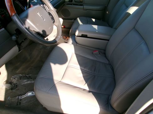 Used 2007 Lincoln Town Car Signature Limited image 7