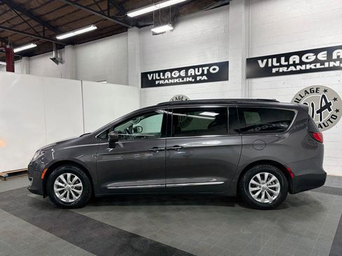 Used 2017 Chrysler Pacifica Touring-L FWD image 7