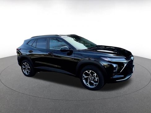 Used 2025 Chevrolet Trax LT image 2