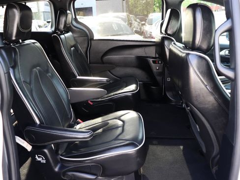 Used 2025 Chrysler Pacifica Limited FWD image 15