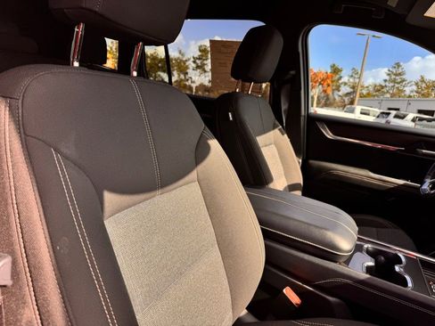 Used 2025 GMC Acadia Elevation image 31