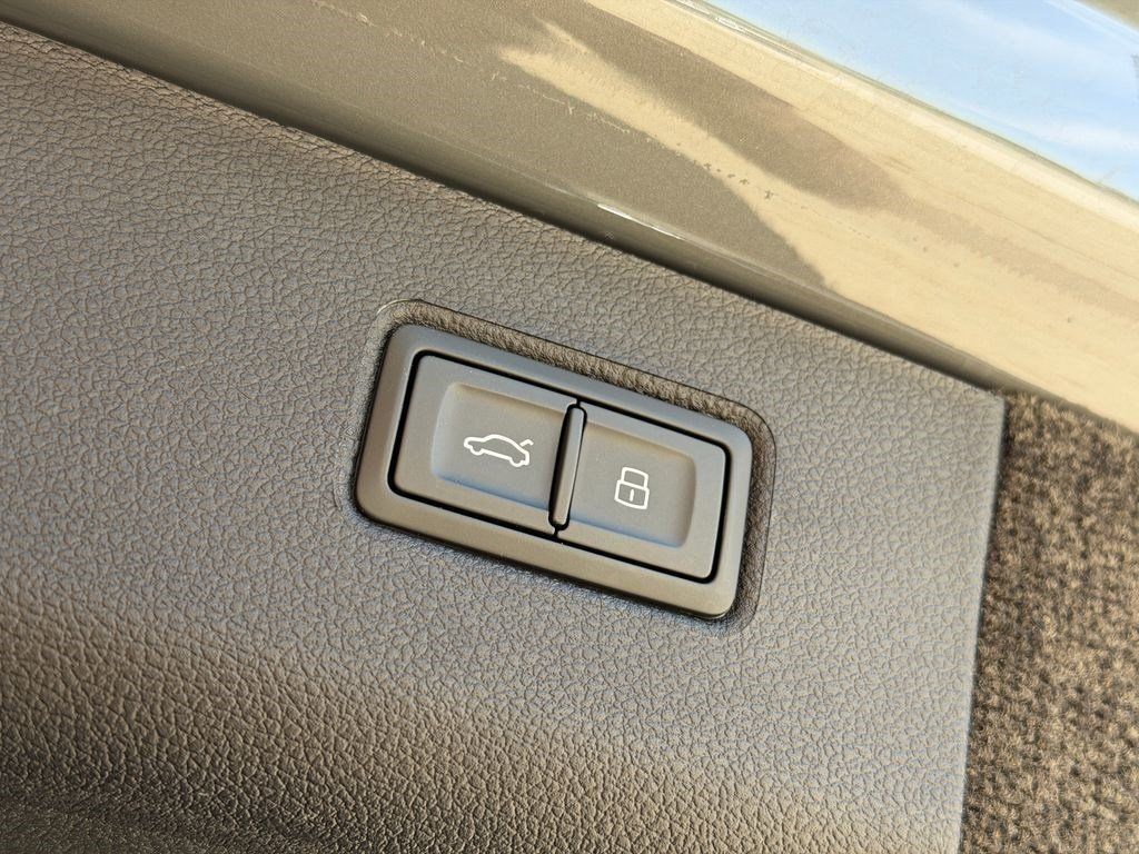 Certified 2025 Bentley Bentayga AWD/4WD image 39