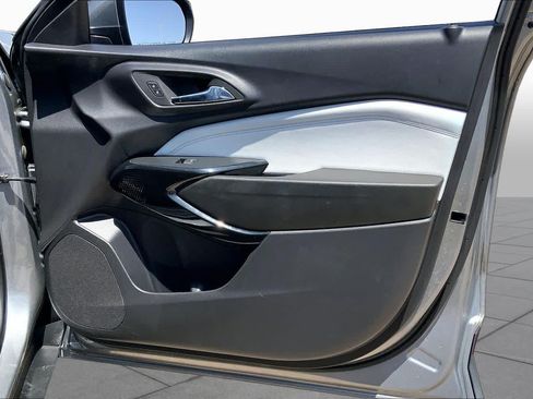Used 2025 Chevrolet Trax LT FWD image 23