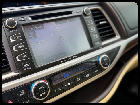 Used 2016 Toyota Highlander Limited Platinum FWD image 25
