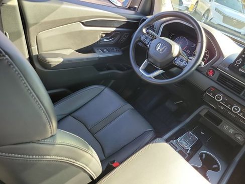 Certified 2024 Honda Pilot Touring image 3