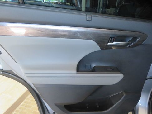 Used 2021 Toyota Highlander Platinum FWD image 19