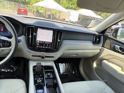 Certified 2024 Volvo XC60 B5 Plus AWD/4WD image 31
