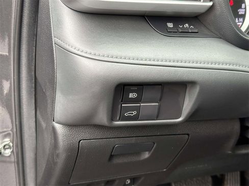 Used 2022 Toyota Highlander LE image 19