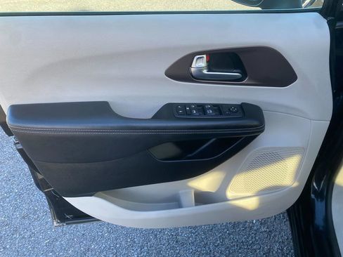 Used 2020 Chrysler Voyager LX image 11