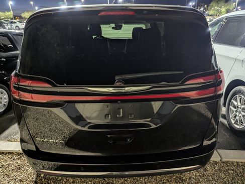 Used 2023 Chrysler Pacifica Touring-L FWD image 5