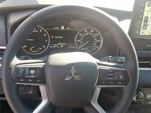 New 2025 Mitsubishi Outlander SE image 9