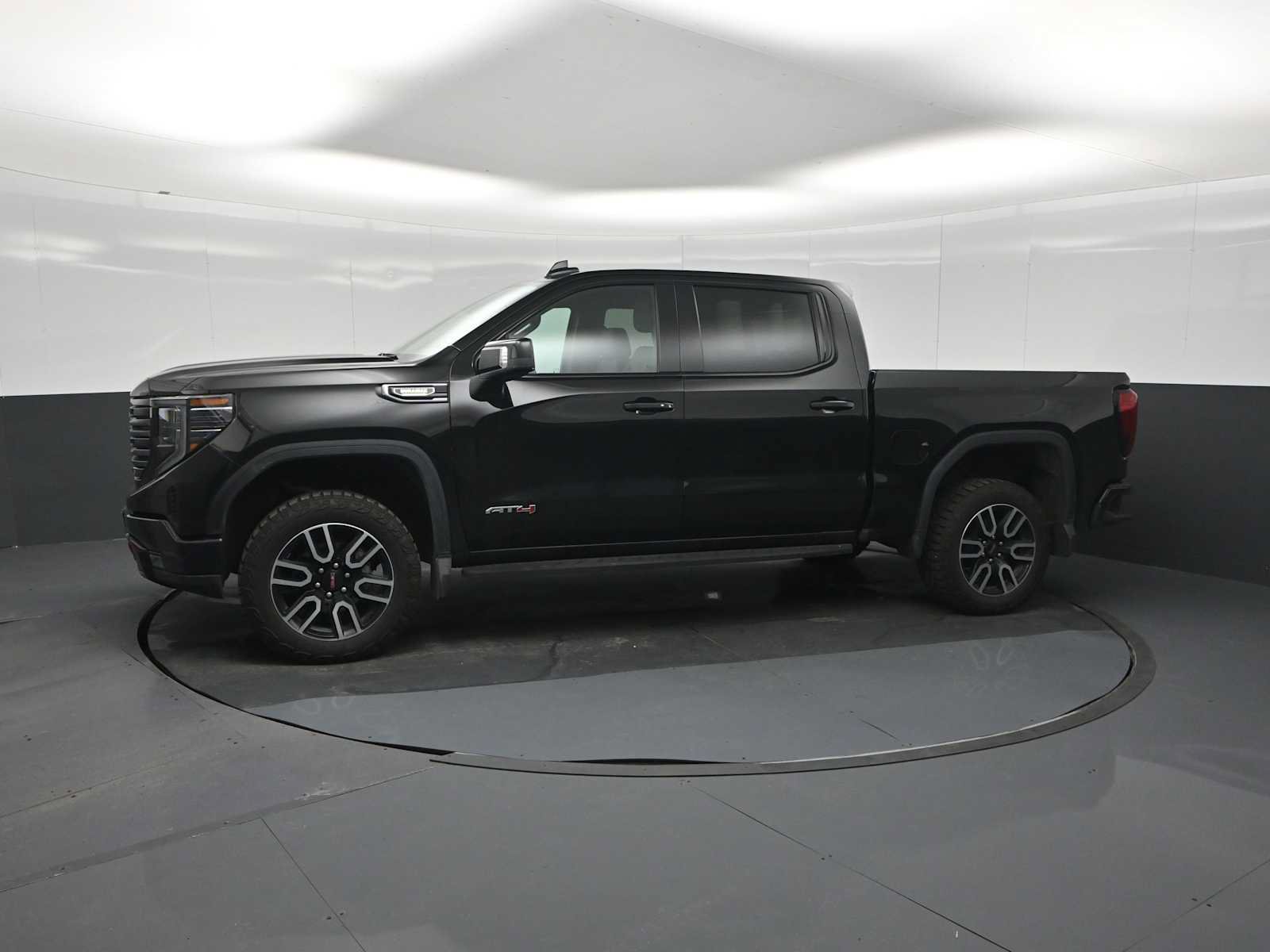 Used 2025 GMC Sierra 1500 AT4 w/ AT4 Premium Package AWD/4WD image 4