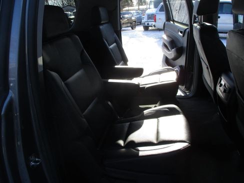 Used 2019 Chevrolet Suburban LT image 31