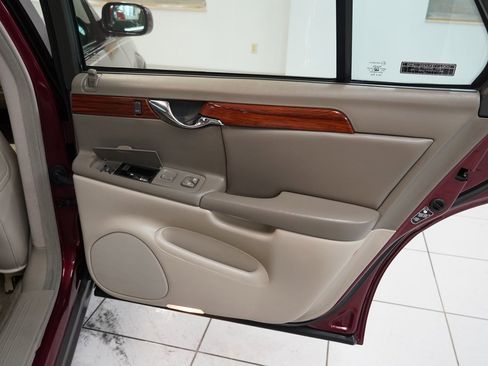 Used 2000 Cadillac De Ville Base 4D Sedan w/ Comfort/Convenience Pkg image 30